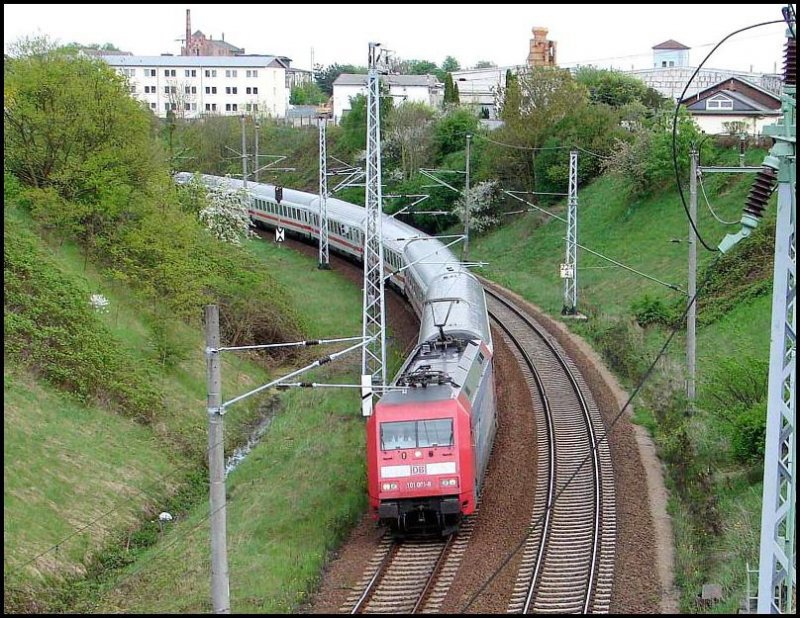 101 001-6 mit IC2271 (aus Binz) in der  Sassnitzer Kurve . Fahrtrichtung Stralsund Hbf. (am 12.05.06) 