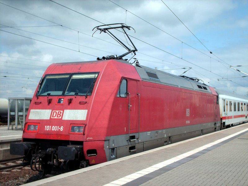 101 001-6 schob am 02.06.2007 den IC 2455  Pommersche Bucht  in anderer Zugfolge(Aufgrund Umleitung ber Nordhausen und Sangerhausen) aus den Bahnhof Bitterfeld.