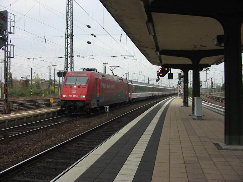 101-001 am 14.11.2005 an EC101 bei der Durchfahrt von Worms hbf.