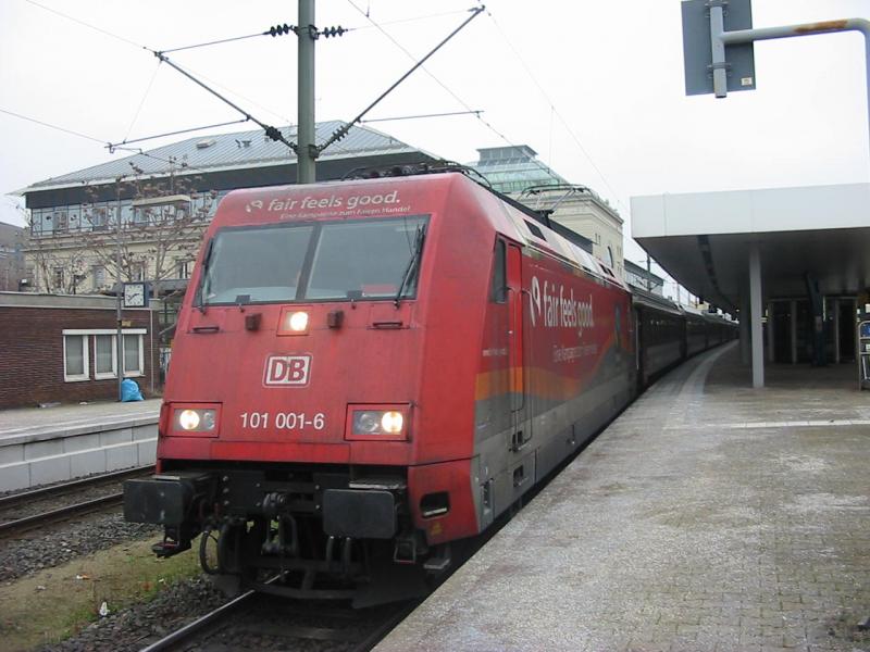 101-001 am 7.1.2006 beim Halt in Mannheim Hbf.