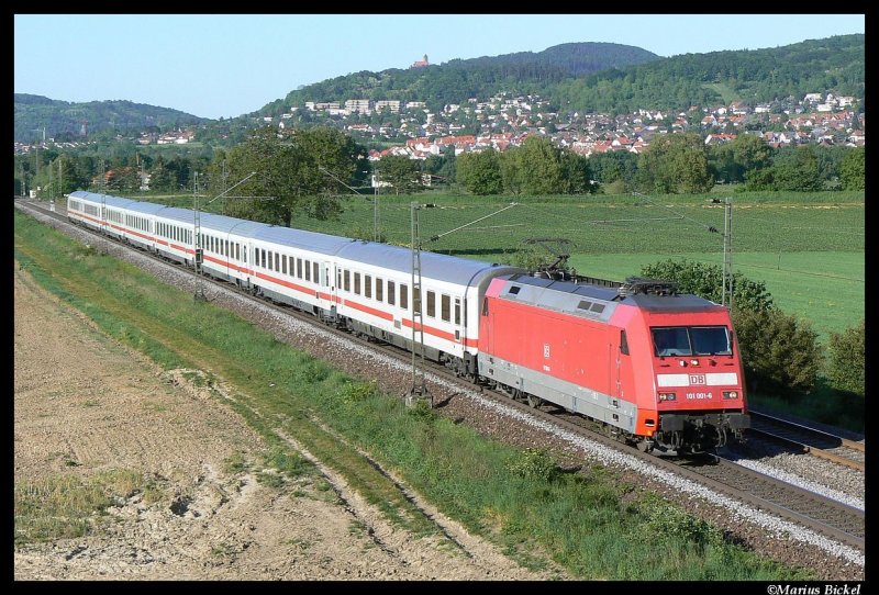 101 001 bespannt am 2.5.2007 einen Ersatzzug fr den ausgefallenen IC 2373 bei Grosachsen-Heddesheim.