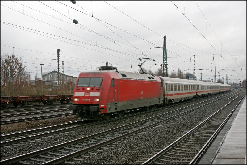 101 001 fhrt mit dem InterCity 2156, von Erfurt Hbf nach Dsseldorf, am Haltepunkt Bochum-Ehrenfeld durch das Ruhrgebiet dem Ziel entgegen.