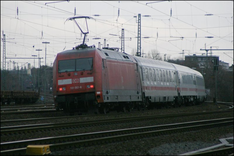 101 001 ist mit dem InterCity 2151, von der Landeshauptstadt Dsseldorf in die Bundeshauptstadt Berlin unterwegs. Aufgenommen vor Bochum am 05.01.08.