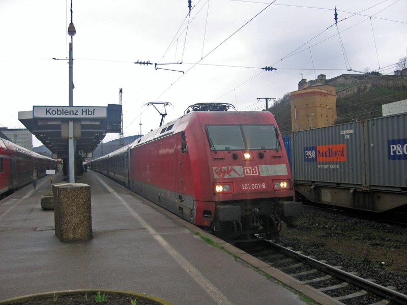 101 001 steht am 18.03.07 mit IC 2012 von Oberstdorf nach Leipzig in Koblenz Hbf.