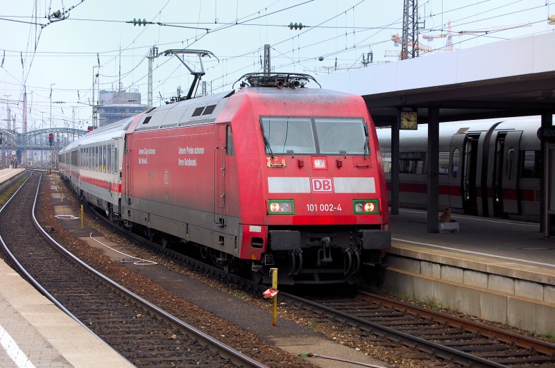 101 002-4 mit grnem  Lidschatten  bei Einfahrt in Mnchen Hbf mit einem IC am Haken. Bemerkenswert ist, dass es die Verantwortlichen nicht schaffen, die Restbestnde der Klebefolien um die Scheinwerfer der ehemaligen  CMA-Fleisch-Lok  zu entfernen. Immerhin verlor sie diese Werbung im Oktober 2001 !!!