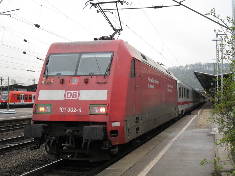 101 002-4 mit IC 2394 beim Halt in Plochingen, 10.04.2008. Besonderheit an dieser Lok sind die grnen Scheinwerferumrandungen.