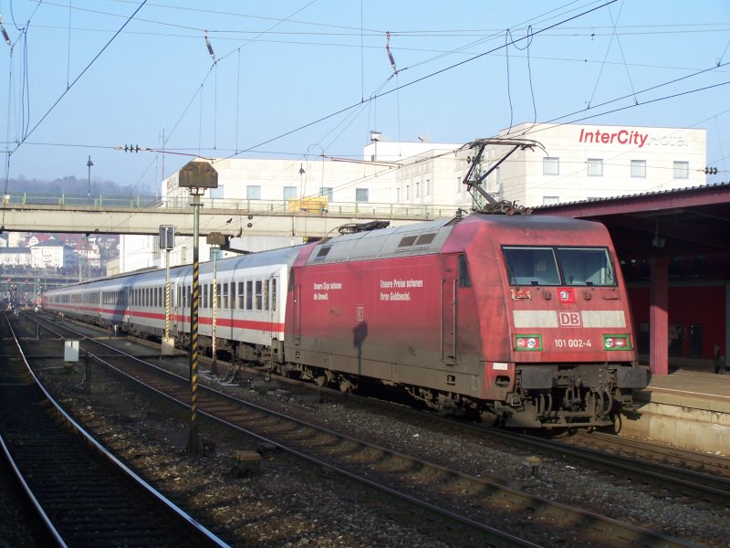 101 002-4 schmckt sich schon jetzt fhr Weihnachten. Hier steht sie mit dem IC 2368 im Bahnhof Ulm Hbf. Der InterCity fuhr nach Karlsruhe Hbf. Aufgenommen am 19.Dezember 2007