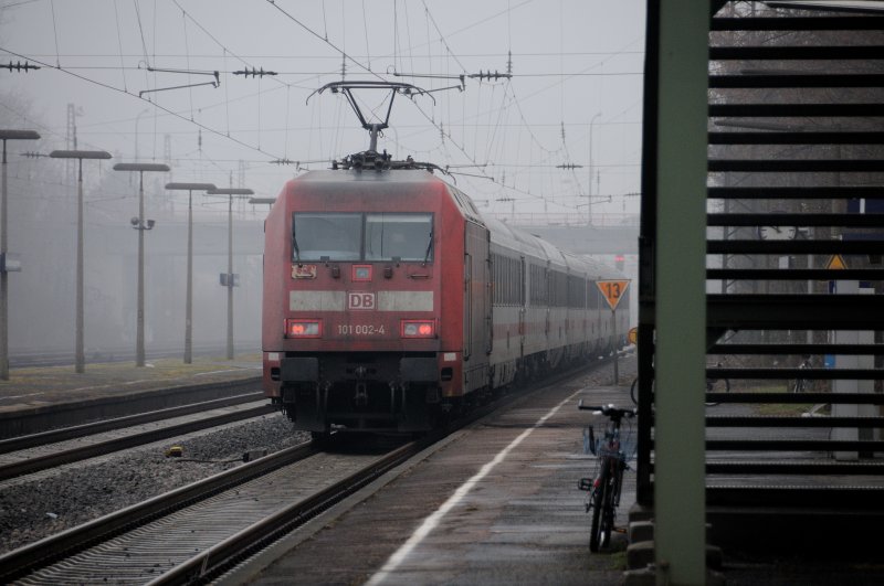 101 002-4, die zweite ihrer Baureihe, schiebt ihren Intercity nach Ludwigshafen. (Oggersheim, 07.02.09)