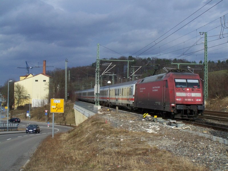 101 002 bei der Einfahrt in Aalen. Sie zog den IC 2066 von Nrnberg Hbf nach Karlsruhe Hbf. Aufgenommen bei Aalen und Aalen-Wasseralfingen am 22.Feb.08.