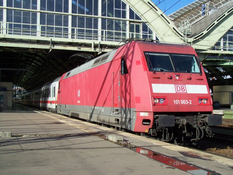 101 003-2 fhrt mit ihrem IC aus dem Bahnhof Berlin-Ostbahnhof heraus in Richtung Abstellgruppe. Aufgenommen im Oktober 2007