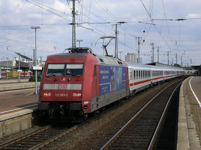 101 003-2 mit IC 2017 von Berlin Sdkreuz nach Frankfurt/Main,
Ausfahrt Dortmund Hbf.,Gleis 11.(24.08.2008)