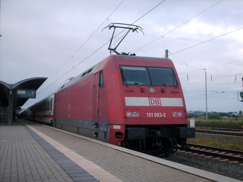 101 003-2 schob am 13.07.2007 den IC 2254 von Bln.Ostbahnhof nach Dsseldorf Hbf ber Dessau, Bitterfeld, Halle(Saale)Hbf, Erfurt, Gotha, Eisenach, Bebra, Kassel Wilhelmshoe, Soest,... .(Bitterfeld gegen 07.40 Uhr)