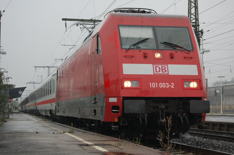 101 003-2 stand am 08.08.07 mit IC 2162 von Nrnberg HBF nach Karlsruhe HBF auf Gleis 1 des Aalener Bahnhofs.