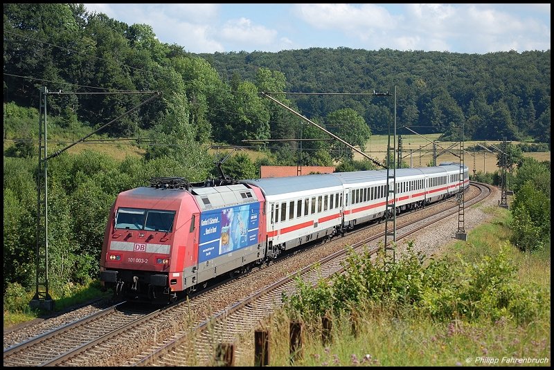 101 003 bringt zur Vormittagszeit des 24.07.08 eine Filsbahn-typische InterCity-Garnitur ber die Filsbahn (KBS 750) in Richtung Ulm, aufgenommen am Km 70,0 bei Urspring.