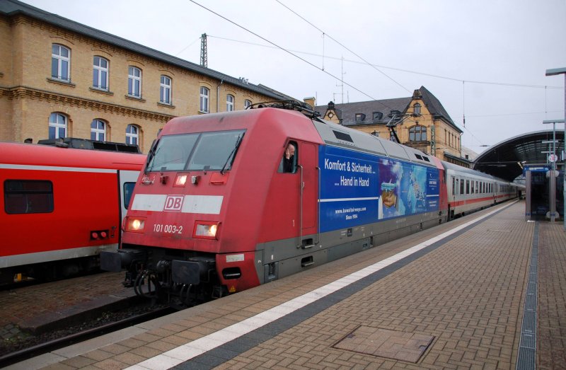 101 003 Kuwait Airline steht am 22.02.09 mit dem IC 2039 im Hbf Halle(S).