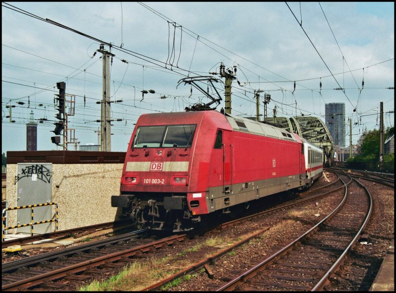 101 003 schiebt den InterCity 2027 von Passau nach Hamburg Altona. Hier bei der Ausfahrt am 27.05.07 in Kln Hauptbahnhof.