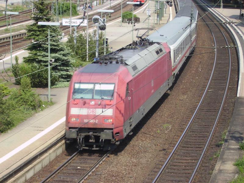 101 003 zieht EC101 durch Worms.