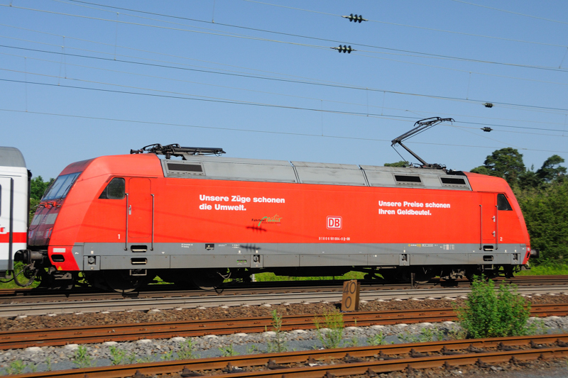 101 004-0 im Lokportrait an IC 2293. Sie war von 2000 bis 2001 mit der Werbung  CMA - Genieen auf gut Deutsch - Fleisch aus unseren Regionen  in Teilbeklebung unterwegs. Jetzt wirbt sie (immer noch) fr das  neue  Preissystem der Bahn. (Bickenbach, Mai 2009). 