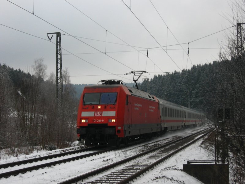 101 004-0 mit dem IC 2186 (Laufweg Konstanz-Stralsund) am B31 1.1.08