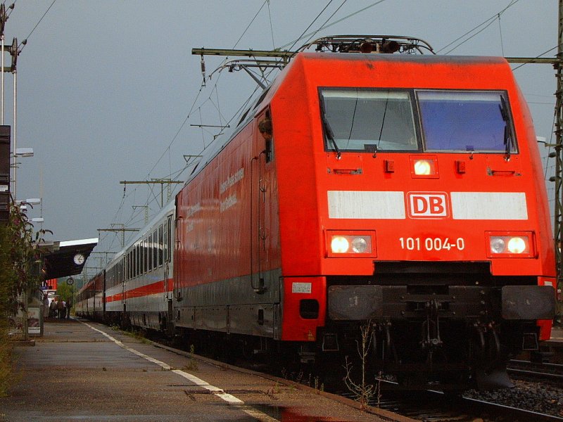 101 004-0 zog am 21.07.07 den IC 2066 von Nrnberg HBF nach Karlsruhe HBF, hier auf Gleis 1 des Aalener Bahnhofs.