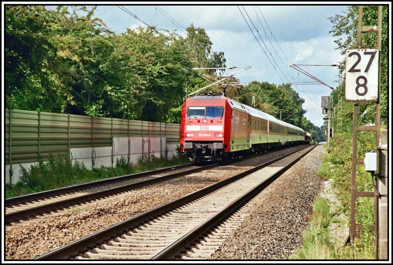 101 004 fhrt mit einem UEx mit Autotransportwagen Richtung Ruhrgebiet. Aufgenommen im Sommer 2006 bei Haltern am See.