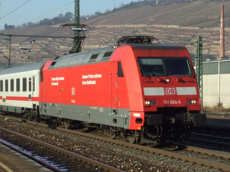 101 004 mit einer leicht komischen Front durchfhrt Esslingen (Neckar) am 24.12.2007 in Richtung Mnchen