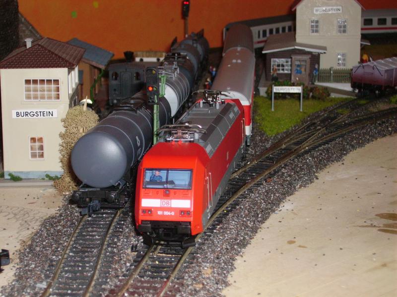 101 004 von Roco bei der Durchfahrt meines kleinen Bahnhofs .