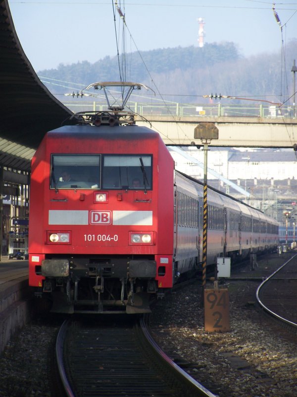 101 004 steht mit einem IC im Bahnhof Ulm Hbf zur Abfahrt bereit. Aufgenommen am 19.Dezember 2007