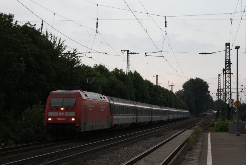 101 005-7 mit dem EC 6 bei der Durchfahrt in Dsseldorf Oberbilk am 02.07.2008