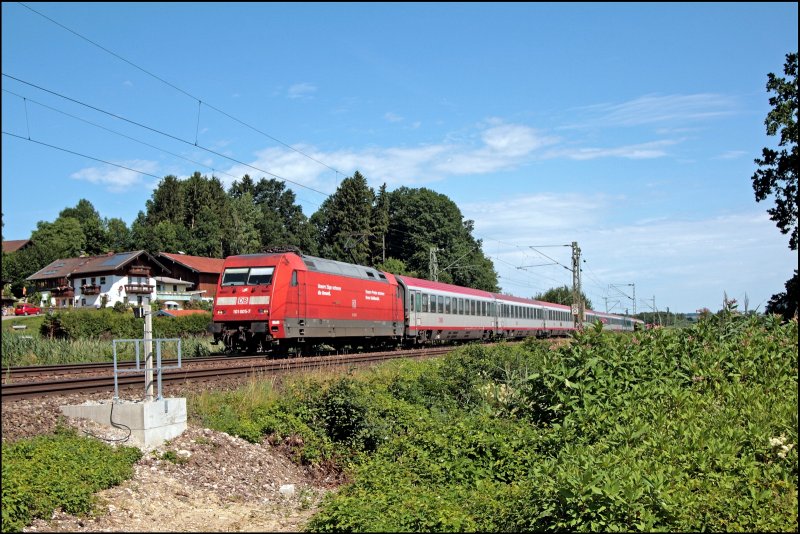 101 005 bringt den OEC 63, Mnchen Hbf - Budapest-Keleti pu, am Morgen des 06.07.2008 nach Wien. Der Zugverband besteht aus Reisezugwagen der BB und einem Speisewagen der MAV.
