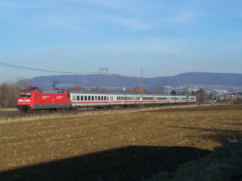 101 005 mit dem IC 2066 von Nrnberg Hbf nach Karlsruhe Hbf zwischen Aalen und Essingen(b.Aalen). Aufgenommen am 25.Januar 2008. 