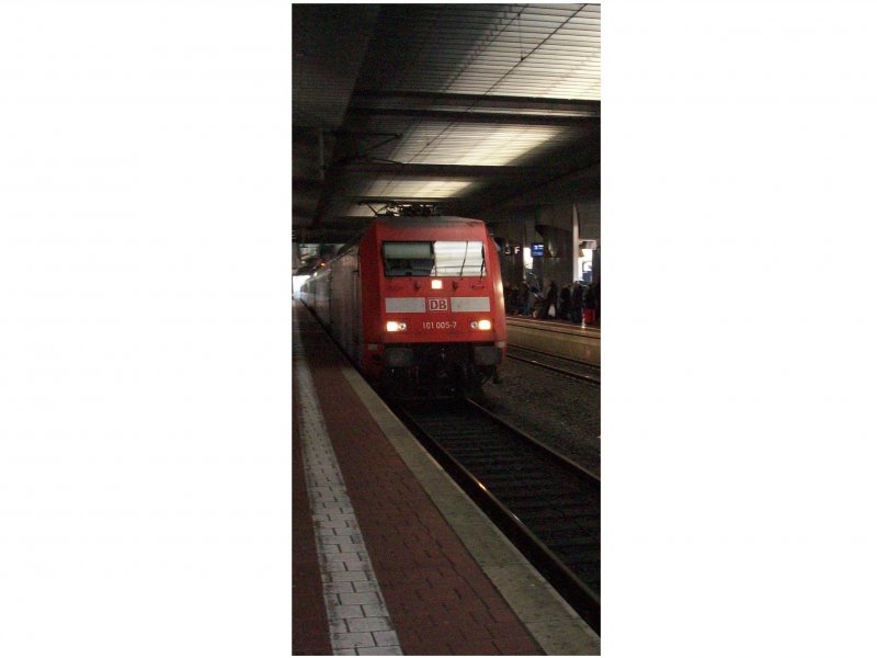 101 005 mit IC in Kassel-Wilhelmshhe.