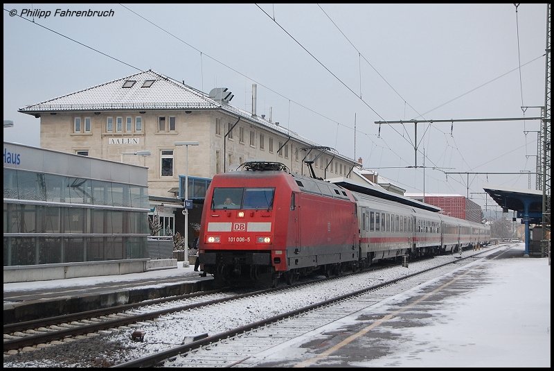 101 006-5 fhrt am Morgen des 27.12.07 mit IC 2162 nach Karlsruhe Hbf auf Gleis 1 des Aalener Bahnhofs ein.