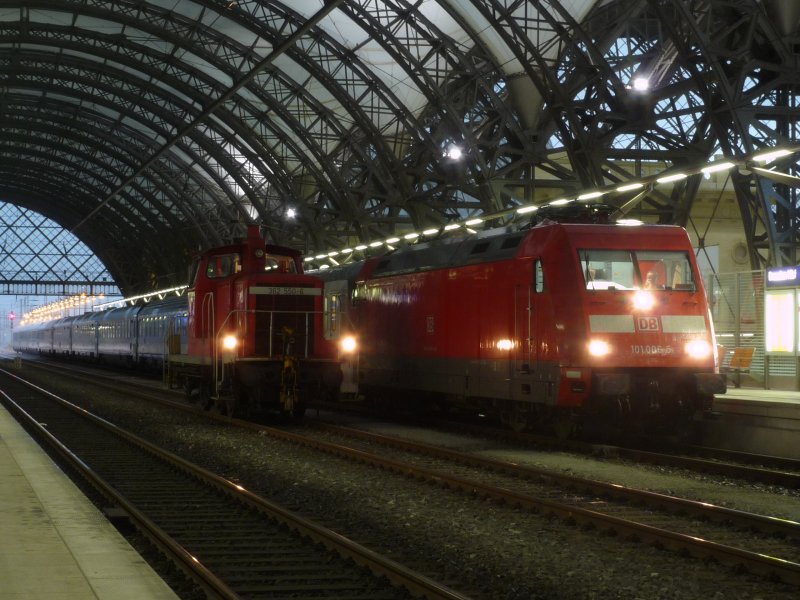 101 006-5 hat sich soeben in Dresden Hbf an den EC 170 Budapest-Keleti pu - Berlin Hbf(tief) gesetzt. Daneben 362 550-6. 17.08.09