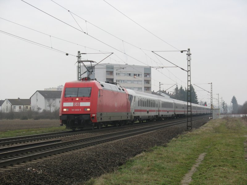 101 006-5 mit IC 2116 von Stuttgart Hbf nach Stralsund Hbf.Am 14.03.09 in Lampertheim.(Zug hat gehalten)