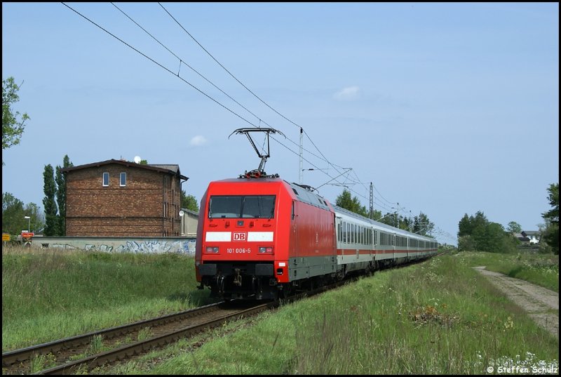 101 006 mit Neulack schob am 20.05.09 den IC 2182 in Richtung Stralsund.Aufgenommen in M�nchhagen.
