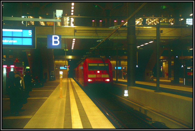 101 006 und eine Schwesterlok rollen, mit dem EuroCity 178 von Praha hl.n. nach Berlin Gesundbrunnen in den Hauptbahnhof Berlin ein. Aufgenommen am 30.03.2007