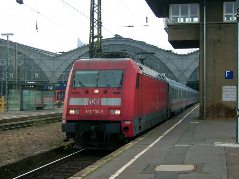 101 006 verlsst den Leipziger Hbf. Fotografiert am 08.11.08.