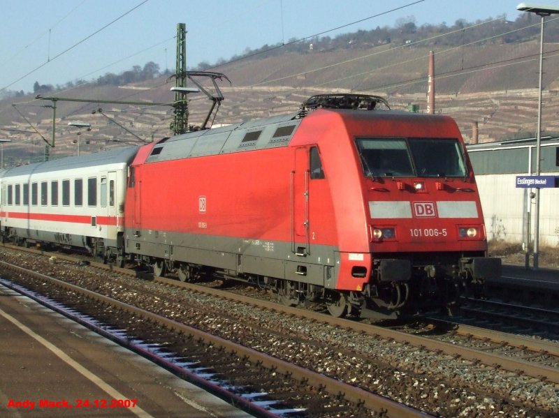 101 006 zieht einen IC gen Mnchen durch den Bahnhof Esslingen (Neckar) mit wunderschnen Weinbergen im Hintergrund. (24.12.2007)