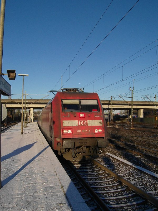 101 007-3 bei der Ausfahrt am 2.01.09 mit IC 2371 Hamburg-Altona - Konstanz in Hamburg-Harburg. 