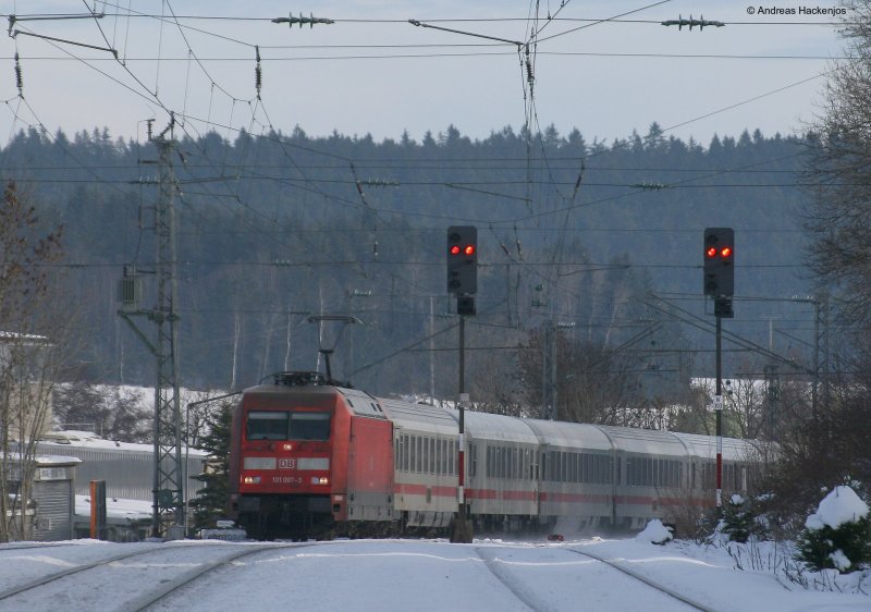 101 007-3 mit dem IC 2186 (Konstanz-Stralsund) bei der Einfahrt St.Georgen(Schwarzw) 30.11.08