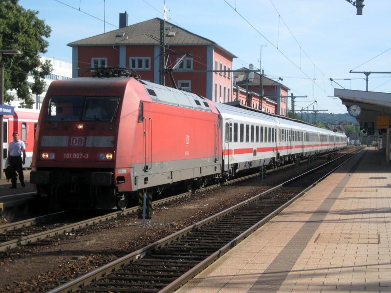 101 007-3 steht um 9:40 Uhr in Singen mit ihrem IC 2186. In 12 Stunden wird er Stralsund erreichen.