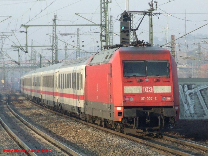 101 007 schiebt einen IC am frhen Abend des 24.12.2007 in Richtung Stuttgart