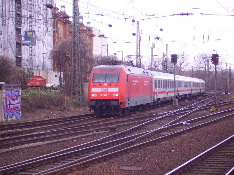 101 008-1 erreicht mit einem IC Hamburg Hbf. 10.03.07