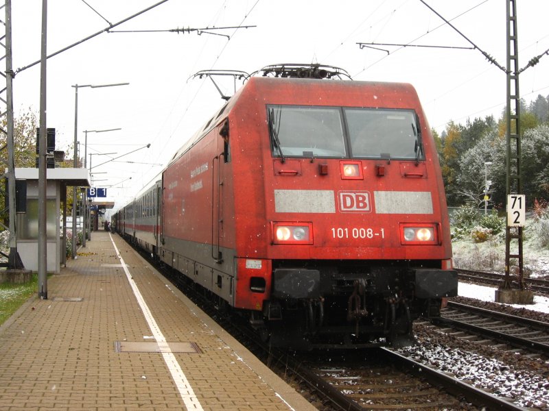 101 008-1 mit dem IC 2370 nach Stralsund im Bahnhof St.Georgen/Schwarzwald 21.10.07