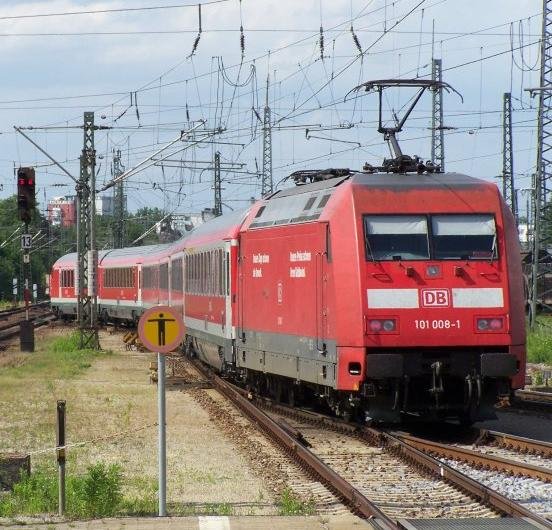 101 008-1 PEP schiebt am 27.05.07 den Mnchen-Nrnberg-Express aus Ingolstadt Hbf in Richtung Nrnberg Hbf aus.