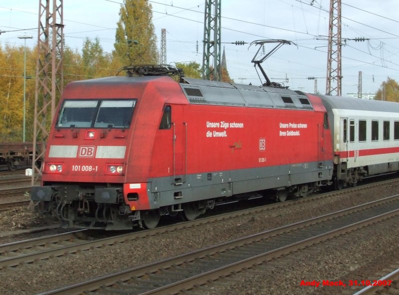 101 008 mit DB Werbung zieht einen IC aus dem Bochumer Hbf am Hp Bochum Ehrenfeld vorbei in Richtung Essen. (31.10.2007)