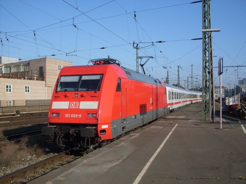 101 009-9 mit einem IC nach Leipzig in Hannover 