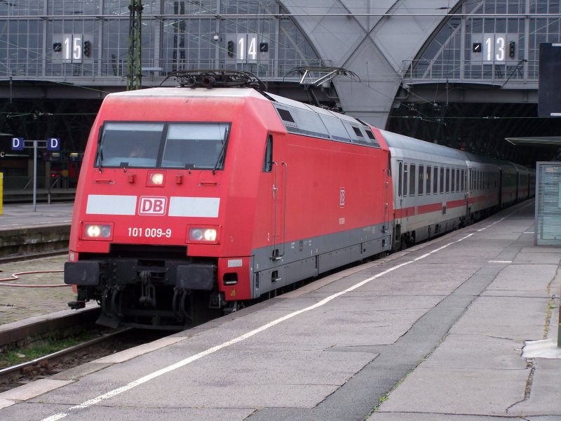 101 009 am InterCity 2038 in Leipzig Hbf.