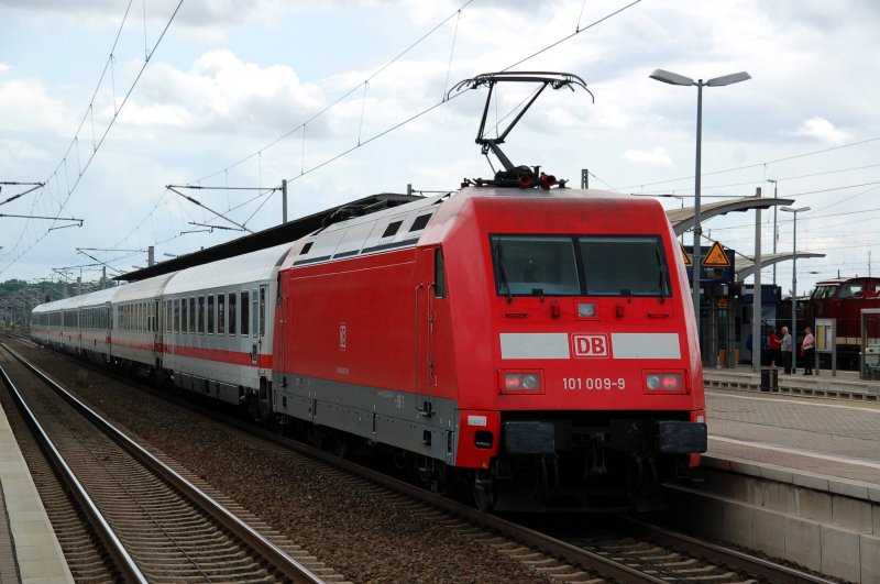 101 009 steht am 25.07.09 mit IC 2356 im Bahnhof Bitterfeld.